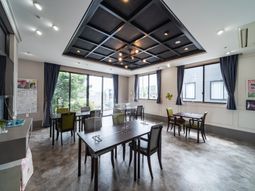 広々とした明るい食堂