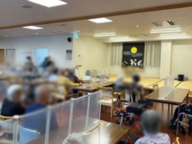 明るいダイニング ダイニングルーム 広々とした明るい空間で、ゆったりとした時間を過ごせます。スタッフがきめ細かくサポートします。