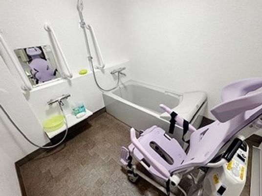 明るい浴室の入浴用椅子  