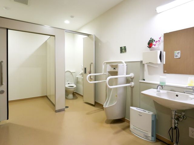 バリアフリーの浴室 トイレ 手すり付きで安全に配慮された清潔な浴室です。利用者の快適さを考えた設計で、日々の生活をサポートします。