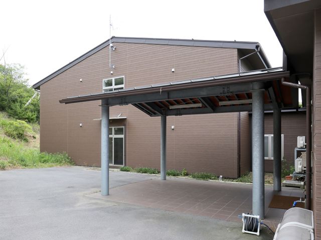 茶色の建物と駐輪スペース 外観 清潔感のある茶色の建物の外観です。屋根付きの駐輪スペースがあり、雨の日も安心です。