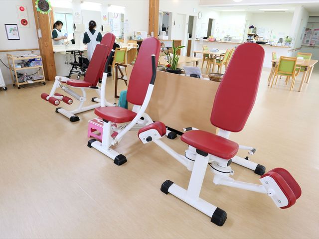 機能訓練用の椅子が並ぶ空間 トレーニング機器 明るく広い空間で利用者様の日々の体力維持をサポートする機器が整っており、スタッフが見守る中で安心してご利用いただけます。