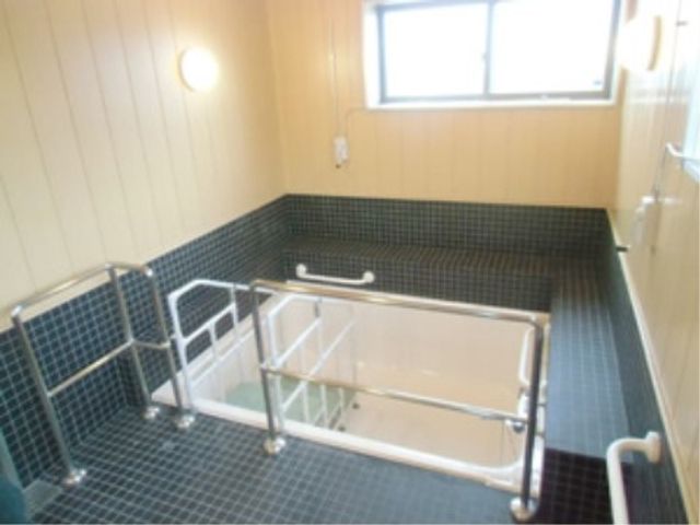 手すり付き浴室 大浴場 安全に配慮された浴室には、手すりが設置され快適な入浴が支援されます。明るい窓からは柔らかな自然光が差し込みます。