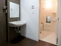 清潔な洗面所とシャワー室