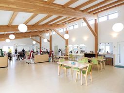 木造の天井が特徴の空間