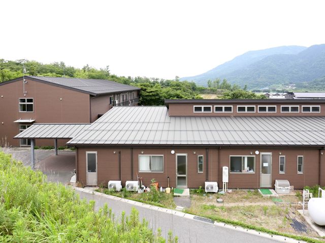 山に囲まれた施設外観 外観 自然豊かな環境にある施設で、心安らぐ毎日をサポートするお仕事に就いてみませんか。