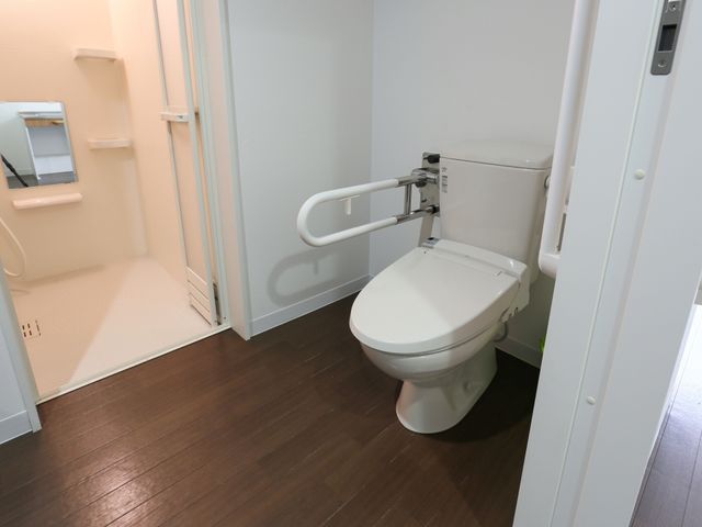 バリアフリートイレ トイレ 手すり付きの安全なトイレです。清潔でゆとりある空間が確保されており、快適にご利用いただけます。