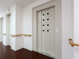 廊下のエレベーター