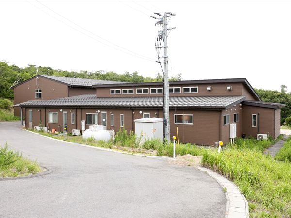 茶色の建物の外観