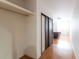 明るい廊下の風景