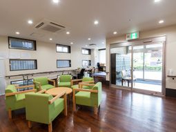 明るいラウンジスペース