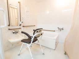 バリアフリー設計の浴室