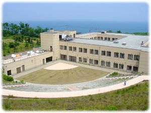 海を望む建物外観