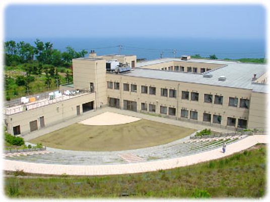 海を望む建物外観