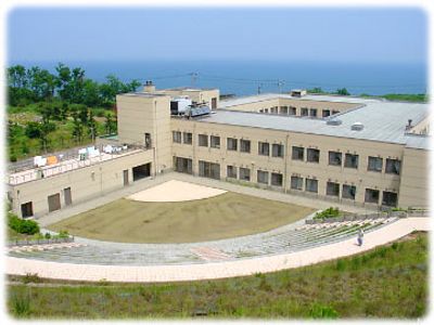海を望む建物外観