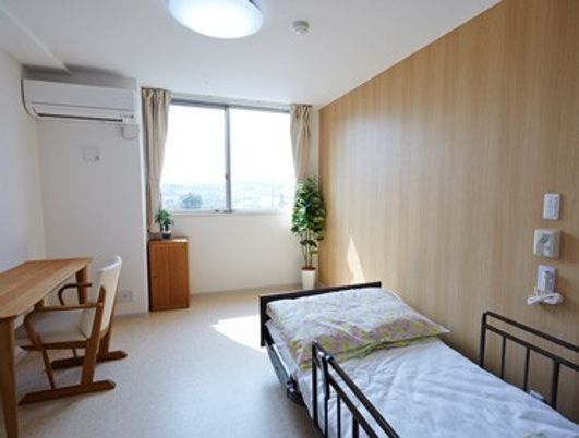 明るい居室のベッド周り  