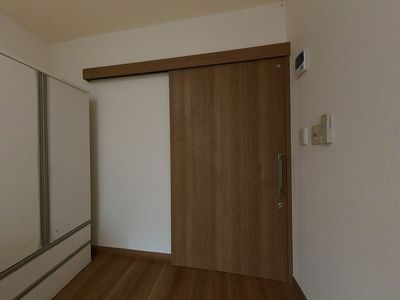 居室の木目調ドア