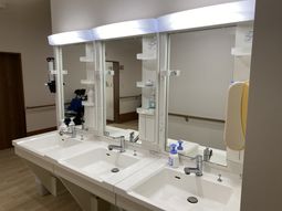 広々とした明るい洗面台