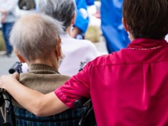 介護の様子が見えるエントランス  