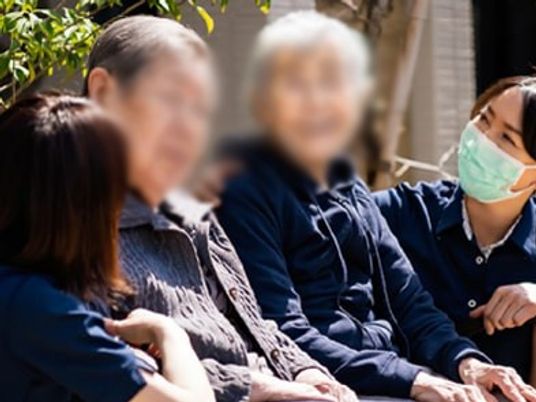 談笑する様子の中庭