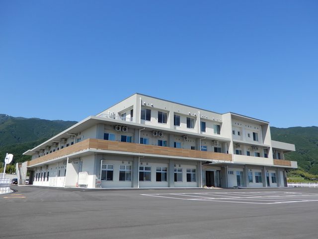 広々とした外観 外観 広大な景色に囲まれた、ゆとりある建物の構造です。自然に溶け込むデザインが魅力です。