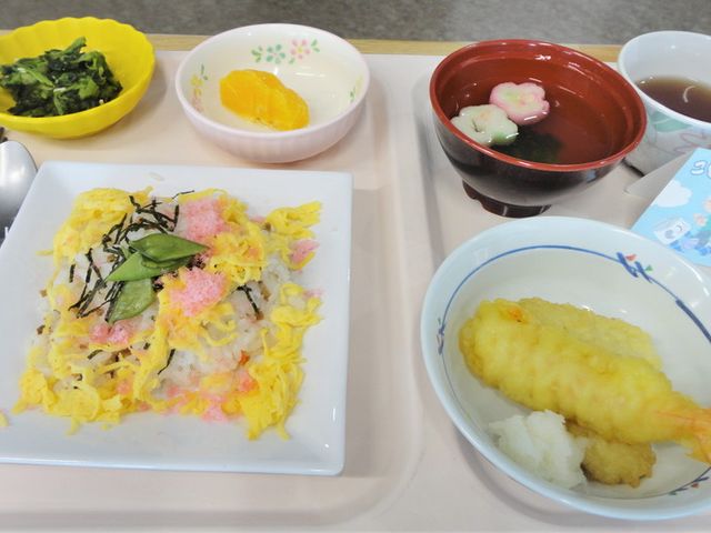 バランスの取れた料理 料理 色とりどりの料理が提供されており、栄養バランスに配慮されたメニューです。