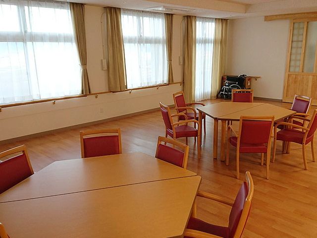 くつろげる食堂 食堂 明るい日差しが差し込む広々とした空間で、車椅子でも快適に過ごせます。