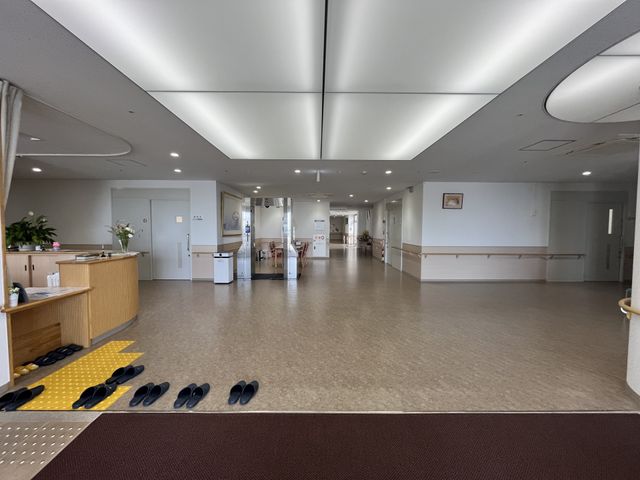 明るい空間の入口 エントランス 明るいエントランスが広がっています。スムーズな移動ができる広々とした空間です。