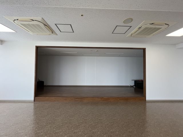 広い多目的室 多目的室 広々とした多目的室で、フレキシブルな利用が可能です。自然光がよく入り、明るい雰囲気です。