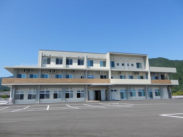 明るい外観 外観 開放感のある広々とした建物で、自然光がたっぷり入るデザインです。新しい職場として魅力的です。
