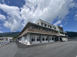 広々とした建物の外観