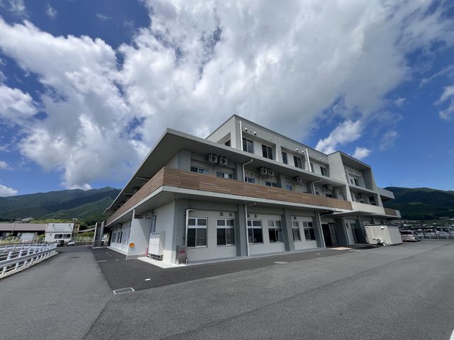 広々とした建物の外観 外観 周囲の自然に溶け込む開放的な建物が目を引きます。空が広がる環境で、気持ちよく過ごせます。