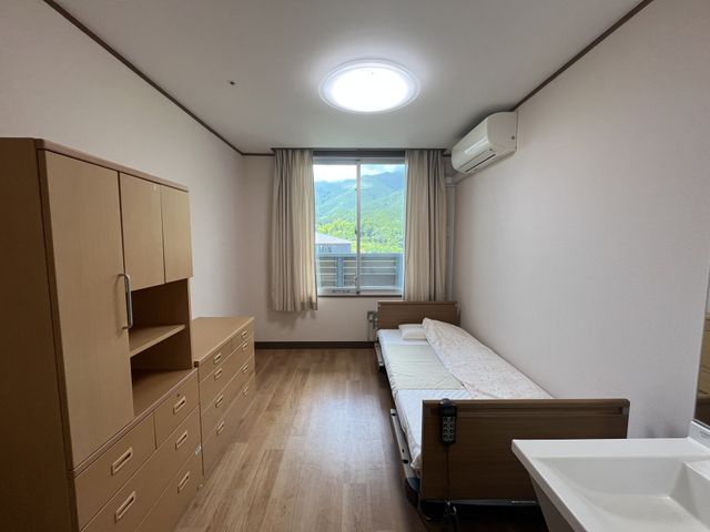 自然光が入る居室 居室 自然光が差し込む居室は、エアコン完備で快適な環境です。窓からの景色も楽しめます。