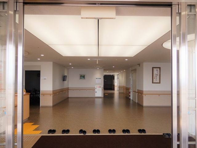 明るい廊下の入口 廊下 広々とした廊下で、明るい照明が心地よい空間を演出しています。入居者の移動がしやすいです。