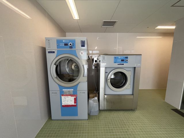 洗濯機のある部屋 コインランドリー 使用しやすい配置のコインランドリーです。清潔で明るい空間が広がっています。