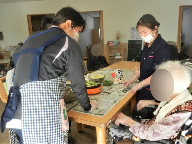 料理準備中のラウンジ ラウンジ スタッフと利用者が一緒に料理を準備しています。笑顔があふれる和やかな場です。