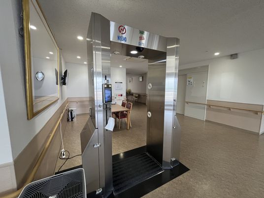 鏡と椅子がある空間