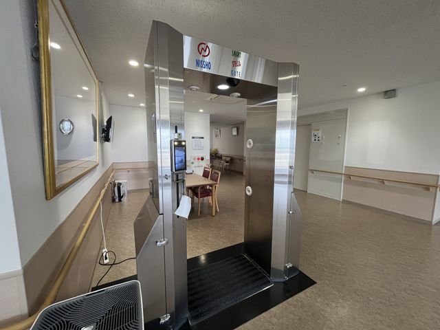 鏡と椅子がある空間 ロビー 広々としたロビーには、落ち着いた空間で利用者がゆったりと過ごせる工夫がされています。