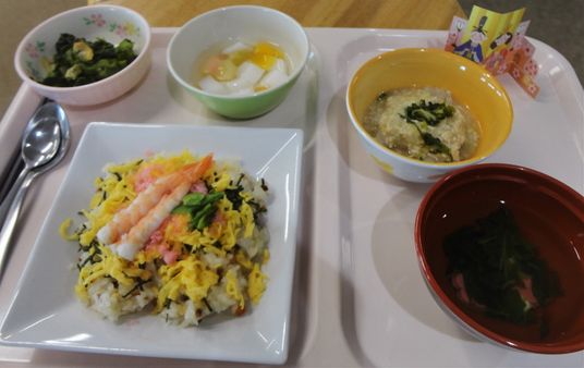 彩り豊かな料理の盛り付け
