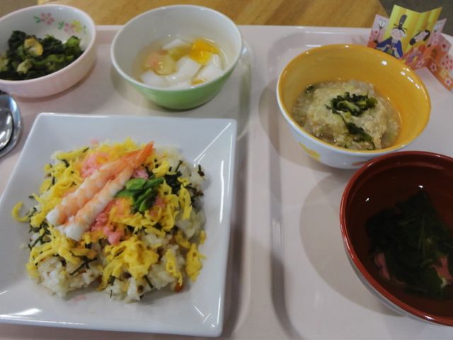 彩り豊かな料理の盛り付け 料理 色鮮やかな料理が提供されており、美味しそうなお食事を楽しめます。この場での調理も学べます。