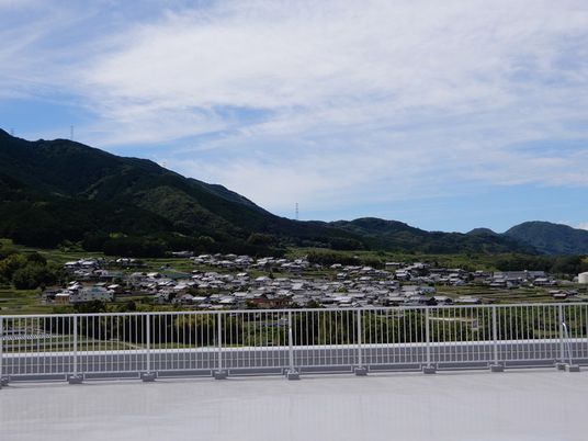 遠くに山が見えるテラス