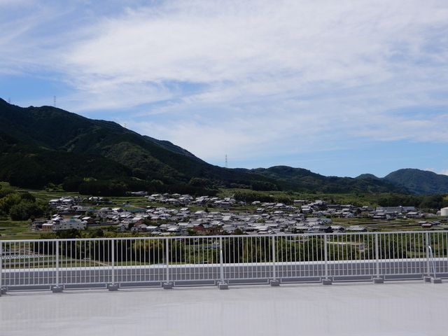 遠くに山が見えるテラス テラス 遠くの山々を眺められる開放的なスペースです。リフレッシュや交流に最適な環境です。