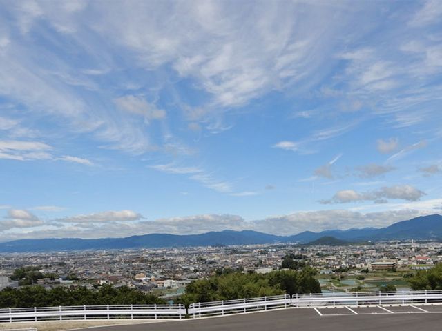 広がる青空と街並み 庭 晴れた日の眺望が楽しめるスペースです。自然に囲まれた開放的な環境で過ごせます。