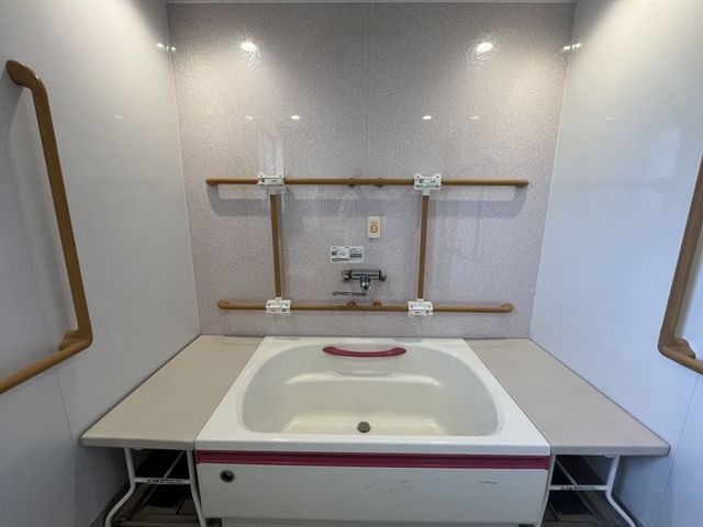 安全な浴室 浴室 手すり付きで安全に配慮された入浴スペースです。働く安心感を提供します。