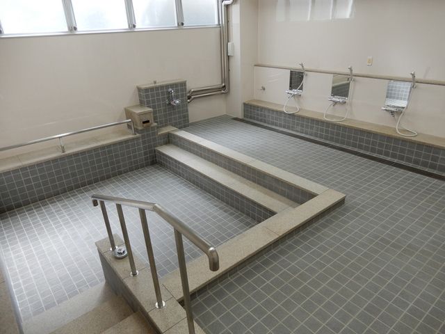 広々とした浴室 浴室 段差のある広々とした浴槽が魅力的な空間です。清潔感あふれる明るい雰囲気があります。