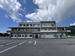 広々とした建物の外観