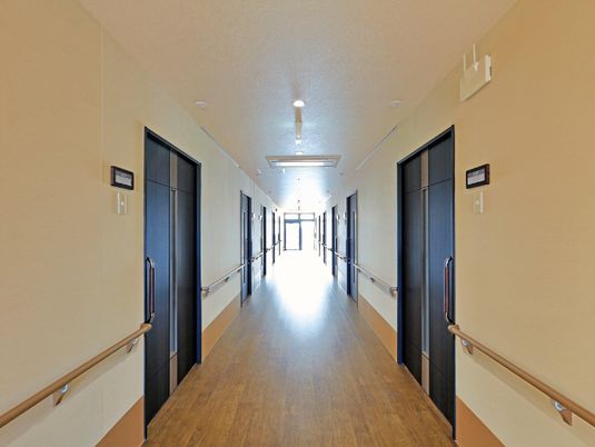 明るい廊下と各部屋の扉