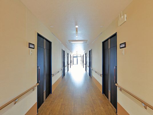 明るい廊下と各部屋の扉