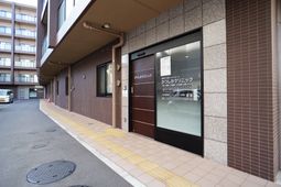 明るいエントランスの外観