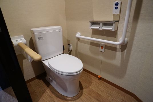 手すり付きのトイレ空間
